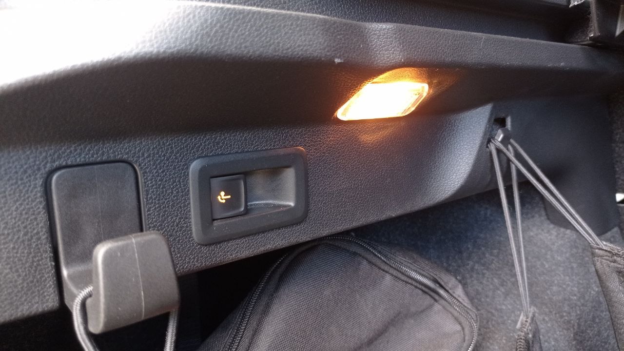 Ovládač a kontrolka elektrického ťažného zariadenia v kufri – funkčnosť over priamo pri obhliadke